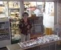 弁当を押し売り中！！「あんた買いなさい！」
